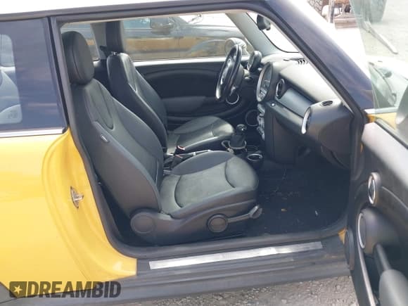 ✅ 2007 MINI Hardtop • VIN: WMWMF33597TT50354 • Lot: 42902757. Wystawiony na IAAI z przebiegiem 108 007 mil. Bezpłatny archiwum sprzedaży aukcyjnych z USA i szczegółowy raport historii pojazdu na DreamBid. Zdjęcie 5.