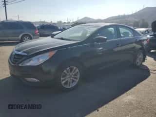 2013 Hyundai Sonata GLS z VIN 5NPEB4AC9DH547972, wystawiony jako Copart lot #82698915 z przebiegiem Nie podano mil oraz Szkoda całkowita • Salvage title. Historia ofert i sprzedaży dostępna na DreamBid. Obrazek 1.