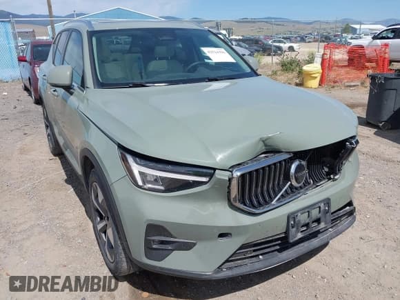 ✅ 2023 Volvo XC40 Plus Bright Theme • VIN: YV4L12UNXP2930656 • Lot: 42524396. Wystawiony na IAAI z przebiegiem 58 185 mil. Bezpłatny archiwum sprzedaży aukcyjnych z USA i szczegółowy raport historii pojazdu na DreamBid. Zdjęcie 6.