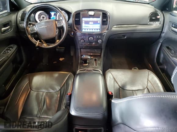 ✅ 2014 Chrysler 300 C John Varvatos Limited Edition • VIN: 2C3CCAJG4EH236969 • Lot: 88091615. Wystawiony na Copart z przebiegiem 166 332 mil. Bezpłatny archiwum sprzedaży aukcyjnych z USA i szczegółowy raport historii pojazdu na DreamBid. Zdjęcie 8.