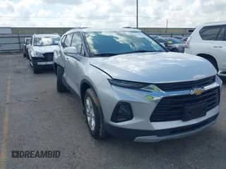 2020 Chevrolet Blazer LT z VIN 3GNKBBRA8LS700895, wystawiony jako IAAI lot #42379056 z przebiegiem 61 800 mil mil oraz . Historia ofert i sprzedaży dostępna na DreamBid. Obrazek 1.
