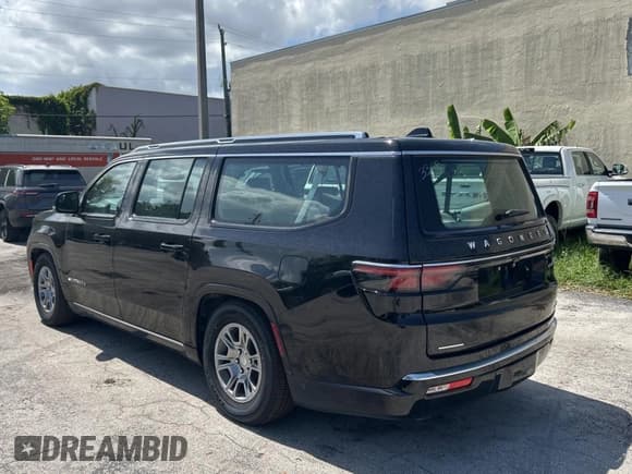 ✅ 2023 Jeep Wagoneer Series III • VIN: 1C4SJSDP0PS503308 • Lot: 67315835. Wystawiony na Copart z przebiegiem 4 383 mil. Bezpłatny archiwum sprzedaży aukcyjnych z USA i szczegółowy raport historii pojazdu na DreamBid. Zdjęcie 3.