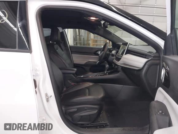 ✅ 2023 Jeep Compass (RED) Edition • VIN: 3C4NJDCN9PT573719 • Lot: 43081922. Wystawiony na IAAI z przebiegiem 41 039 mil. Bezpłatny archiwum sprzedaży aukcyjnych z USA i szczegółowy raport historii pojazdu na DreamBid. Zdjęcie 5.