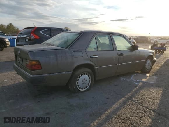 ✅ 1990 Mercedes-Benz 260 • VIN: WDBEA26D8LB226481 • Лот: 79699094. Опубликован ранее на Copart с пробегом 197 582 миль. Бесплатный доступ к архиву аукционных продаж из США и подробный отчёт об истории автомобиля на DreamBid. Изображение 3.
