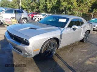 2018 Dodge Challenger SXT z VIN 2C3CDZAG2JH204575, wystawiony jako IAAI lot #43359039 z przebiegiem 155 659 mil mil oraz . Historia ofert i sprzedaży dostępna na DreamBid. Obrazek 2.