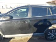 ✅ 2017 Toyota RAV4 LE • VIN: 2T3ZFREV0HW317895 • Lot: 43562040. Wystawiony na IAAI z przebiegiem 86 715 mil. Bezpłatny archiwum sprzedaży aukcyjnych z USA i szczegółowy raport historii pojazdu na DreamBid. Zdjęcie 14.