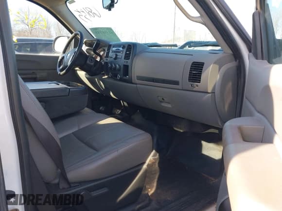 ✅ 2008 Chevrolet Silverado 2500HD 1LT • VIN: 1GCHK29K98E181238 • Lot: 41468155. Wystawiony na IAAI z przebiegiem 218 406 mil. Bezpłatny archiwum sprzedaży aukcyjnych z USA i szczegółowy raport historii pojazdu na DreamBid. Zdjęcie 5.