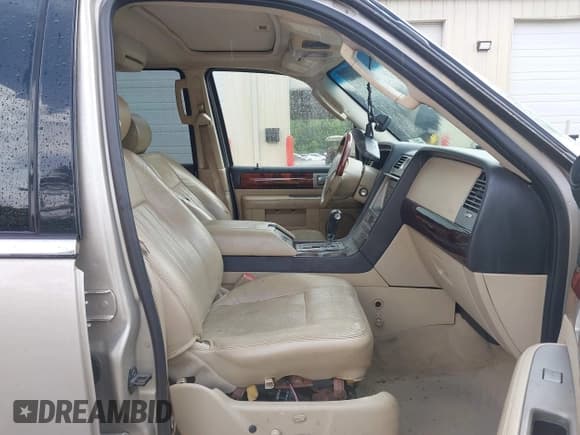 ✅ 2006 Lincoln Navigator Luxury • VIN: 5LMFU28526LJ13149 • Лот: 42546722. Опубликован ранее на IAAI с пробегом 207 895 миль. Бесплатный доступ к архиву аукционных продаж из США и подробный отчёт об истории автомобиля на DreamBid. Изображение 5.