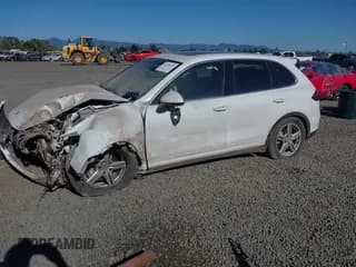 ✅ 2013 Porsche Cayenne S Hybrid • VIN: WP1AE2A26DLA14490 • Lot: 43240076. Wystawiony na IAAI z przebiegiem Nie podano. Bezpłatny archiwum sprzedaży aukcyjnych z USA i szczegółowy raport historii pojazdu na DreamBid. Zdjęcie 2.