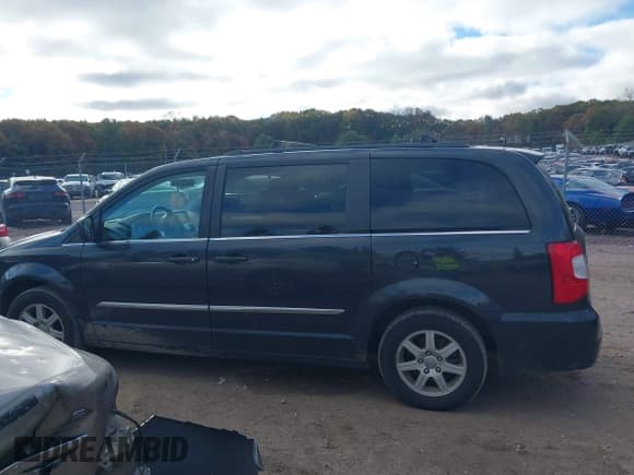 ✅ 2011 Chrysler Town & Country Touring • VIN: 2A4RR5DG8BR775764 • Lot: 43512071. Listed on IAAI with 187,100 mi. Free auction sales archive from the USA and detailed vehicle history report at DreamBid. Image 14.