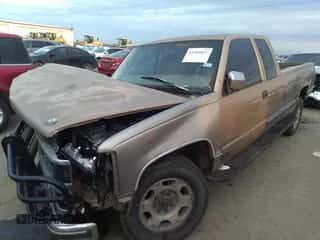 1997 Chevrolet Silverado 2500 z VIN 1GCGC29R6VE103534, wystawiony jako IAAI lot #41366037 z przebiegiem Nie podano mil oraz . Historia ofert i sprzedaży dostępna na DreamBid. Obrazek 2.