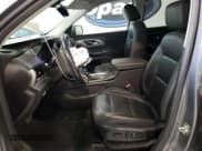 ✅ 2021 Chevrolet Traverse LT • VIN: 1GNEVHKW0MJ163892 • Lot: 68008594. Wystawiony na Copart z przebiegiem 78 566 mil. Bezpłatny archiwum sprzedaży aukcyjnych z USA i szczegółowy raport historii pojazdu na DreamBid. Zdjęcie 7.