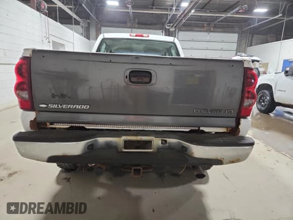 ✅ 2003 Chevrolet Silverado 2500HD LS • VIN: 1GCHK23U53F205984 • Lot: 93375735. Wystawiony na Copart z przebiegiem 170 525 mil. Bezpłatny archiwum sprzedaży aukcyjnych z USA i szczegółowy raport historii pojazdu na DreamBid. Zdjęcie 6.
