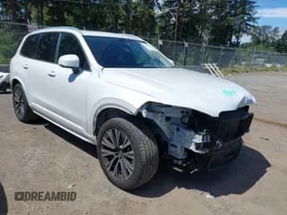 ✅ 2022 Volvo XC90 Momentum • VIN: YV4A22PK8N1778451 • Lot: 42809430. Wystawiony na IAAI z przebiegiem 104 985 mil. Bezpłatny archiwum sprzedaży aukcyjnych z USA i szczegółowy raport historii pojazdu na DreamBid. Zdjęcie 1.