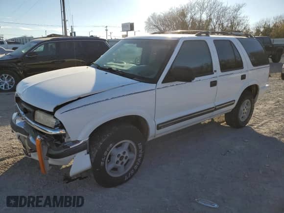 2000 Chevrolet Blazer LT z VIN 1GNDT13W8Y2138536, wystawiony jako Copart lot #82927574 z przebiegiem 175 671 mil mil oraz Szkoda całkowita • Salvage title. Historia ofert i sprzedaży dostępna na DreamBid. Obrazek 1.