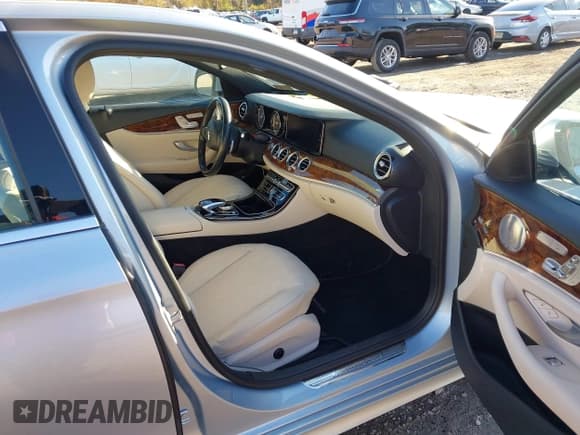 ✅ 2017 Mercedes-Benz E 300 Luxury • VIN: WDDZF4KBXHA195662 • Lot: 43590972. Listed on IAAI with 113,123 mi. Free auction sales archive from the USA and detailed vehicle history report at DreamBid. Image 5.