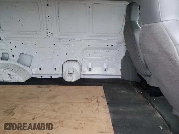 ✅ 2010 Ford Econoline Cargo Commercial • VIN: 1FTNE1EW6ADA22556 • Lot: 57655255. Wystawiony na Copart z przebiegiem 109 290 mil. Bezpłatny archiwum sprzedaży aukcyjnych z USA i szczegółowy raport historii pojazdu na DreamBid. Zdjęcie 11.