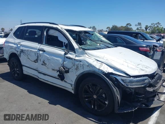 ✅ 2022 Volkswagen Tiguan SE R-Line Black • VIN: 3VVCB7AX1NM060676 • Лот: 42643062. Опубликован ранее на IAAI с пробегом 41 608 миль. Бесплатный доступ к архиву аукционных продаж из США и подробный отчёт об истории автомобиля на DreamBid. Изображение 1.