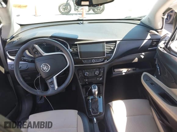 ✅ 2020 Buick Encore Preferred • VIN: KL4CJASB9LB051319 • Lot: 42917421. Wystawiony na IAAI z przebiegiem 22 163 mil. Bezpłatny archiwum sprzedaży aukcyjnych z USA i szczegółowy raport historii pojazdu na DreamBid. Zdjęcie 5.