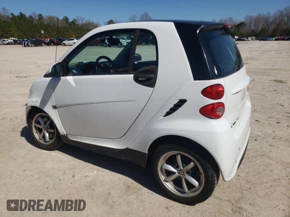 ✅ 2014 Smart fortwo Pure • VIN: WMEEJ3BA0EK780282 • Lot: 47691815. Wystawiony na Copart z przebiegiem 74 144 mil. Bezpłatny archiwum sprzedaży aukcyjnych z USA i szczegółowy raport historii pojazdu na DreamBid. Zdjęcie 2.