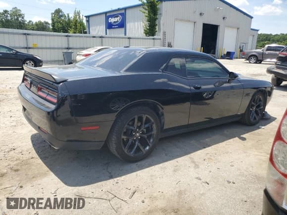 ✅ 2022 Dodge Challenger R/T • VIN: 2C3CDZBT0NH200025 • Lot: 57020204. Wystawiony na Copart z przebiegiem 15 731 mil. Bezpłatny archiwum sprzedaży aukcyjnych z USA i szczegółowy raport historii pojazdu na DreamBid. Zdjęcie 3.