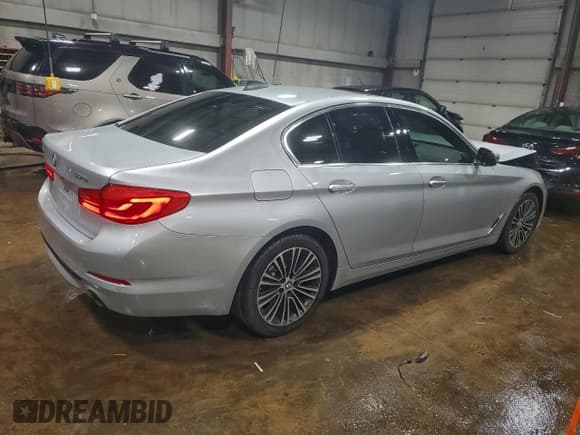 ✅ 2018 BMW 5 Series 530i xDrive • VIN: WBAJA7C58JWA73357 • Лот: 95012815. Опубликован ранее на Copart с пробегом 82 431 миль. Бесплатный доступ к архиву аукционных продаж из США и подробный отчёт об истории автомобиля на DreamBid. Изображение 3.