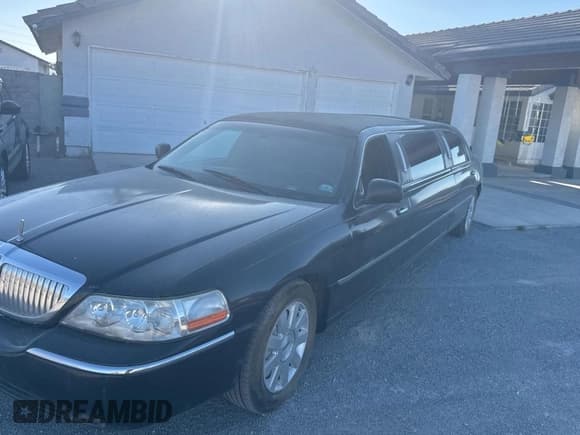 ✅ 2005 Lincoln Town Car Executive • VIN: 1L1FM88W35Y601513 • Лот: 61108685. Опубликован ранее на Copart с пробегом 141 935 миль. Бесплатный доступ к архиву аукционных продаж из США и подробный отчёт об истории автомобиля на DreamBid. Изображение 2.