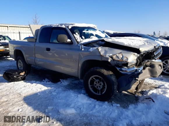 1999 Dodge Dakota SLT z VIN 1B7GG22X1XS282681, wystawiony jako Copart lot #88292595 z przebiegiem Nie podano mil oraz Szkoda całkowita • Salvage title. Historia ofert i sprzedaży dostępna na DreamBid. Obrazek 4.