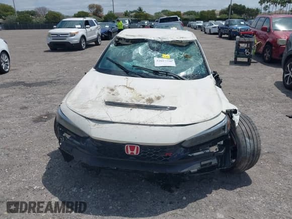 ✅ 2025 Honda Civic Type R • VIN: JHMFL5G46SX002433 • Lot: 42097750. Listed on IAAI with 3,270 mi. Free auction sales archive from the USA and detailed vehicle history report at DreamBid. Image 13.