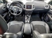 ✅ 2018 Jeep Compass Latitude • VIN: 3C4NJDBB0JT313952 • Lot: 94037095. Wystawiony na Copart z przebiegiem 49 656 mil. Bezpłatny archiwum sprzedaży aukcyjnych z USA i szczegółowy raport historii pojazdu na DreamBid. Zdjęcie 8.