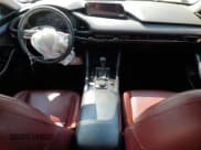 ✅ 2023 Mazda 3 S Carbon Edition • VIN: 3MZBPACM1PM372461 • Lot: 54506795. Wystawiony na Copart z przebiegiem 76 308 mil. Bezpłatny archiwum sprzedaży aukcyjnych z USA i szczegółowy raport historii pojazdu na DreamBid. Zdjęcie 8.