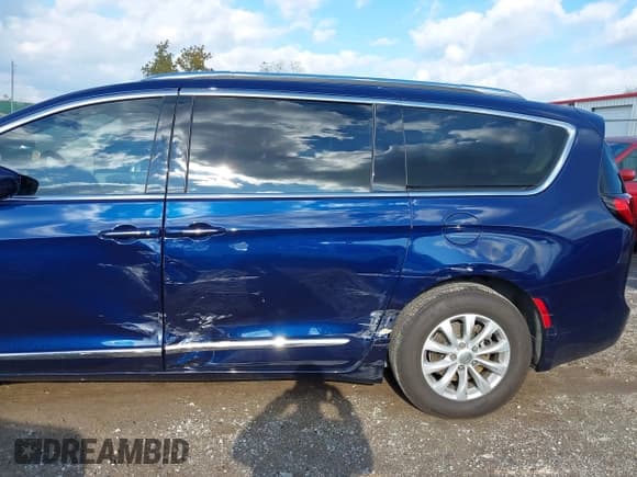 ✅ 2019 Chrysler Pacifica Touring L • VIN: 2C4RC1BGXKR550152 • Lot: 43591493. Listed on IAAI with 136,641 mi. Free auction sales archive from the USA and detailed vehicle history report at DreamBid. Image 6.