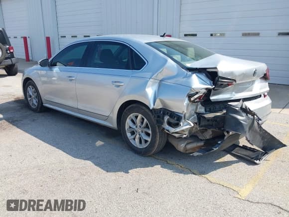 ✅ 2017 Volkswagen Passat S • VIN: 1VWAT7A31HC041967 • Lot: 43110618. Wystawiony na IAAI z przebiegiem 105 953 mil. Bezpłatny archiwum sprzedaży aukcyjnych z USA i szczegółowy raport historii pojazdu na DreamBid. Zdjęcie 3.