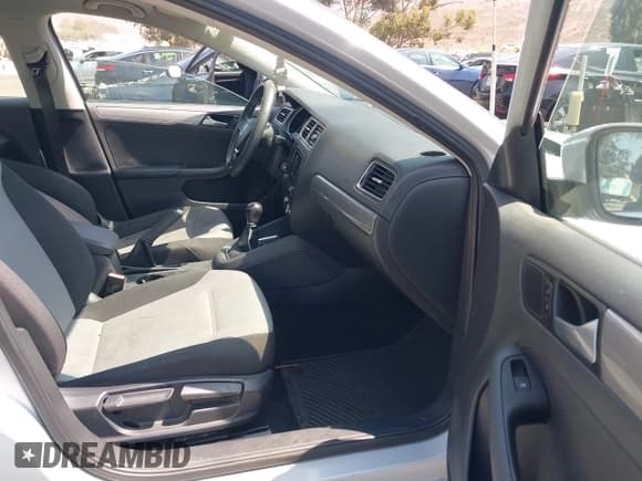 ✅ 2017 Volkswagen Jetta S • VIN: 3VW167AJ9HM285192 • Lot: 42971319. Wystawiony na IAAI z przebiegiem 143 485 mil. Bezpłatny archiwum sprzedaży aukcyjnych z USA i szczegółowy raport historii pojazdu na DreamBid. Zdjęcie 5.