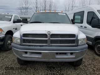 1995 Dodge 3500 z VIN 3B7MF33C5SM159300, wystawiony jako Copart lot #85107004 z przebiegiem 378 289 mil mil oraz Szkoda całkowita • Salvage title. Historia ofert i sprzedaży dostępna na DreamBid. Obrazek 5.