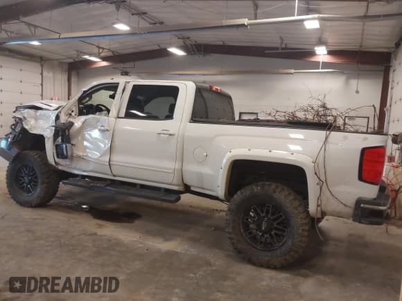 ✅ 2017 Chevrolet Silverado 2500HD LT • VIN: 1GC1KVEY0HF201240 • Lot: 43529703. Wystawiony na IAAI z przebiegiem 208 294 mil. Bezpłatny archiwum sprzedaży aukcyjnych z USA i szczegółowy raport historii pojazdu na DreamBid. Zdjęcie 3.