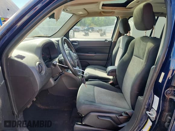 ✅ 2012 Jeep Patriot Latitude • VIN: 1C4NJRFB8CD638073 • Lot: 68450365. Listed on Copart with 72,573 mi. Free auction sales archive from the USA and detailed vehicle history report at DreamBid. Image 7.