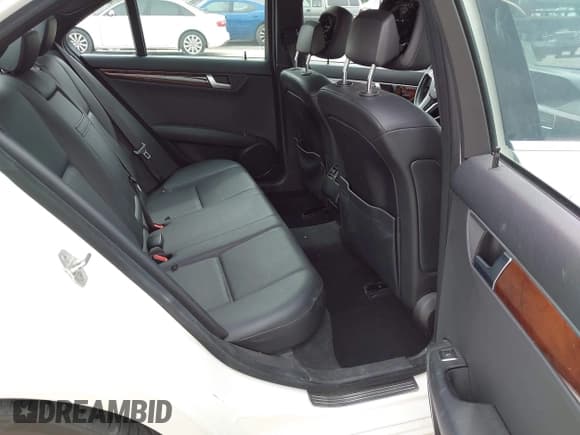 ✅ 2012 Mercedes-Benz C 300 Sport • VIN: WDDGF8BB5CA702491 • Lot: 42631169. Wystawiony na IAAI z przebiegiem 121 280 mil. Bezpłatny archiwum sprzedaży aukcyjnych z USA i szczegółowy raport historii pojazdu na DreamBid. Zdjęcie 8.