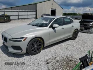 ✅ 2020 Volvo S60 Momentum • VIN: 7JRA22TK3LG064232 • Lot: 68741035. Wystawiony na Copart z przebiegiem 50 289 mil. Bezpłatny archiwum sprzedaży aukcyjnych z USA i szczegółowy raport historii pojazdu na DreamBid. Zdjęcie 1.