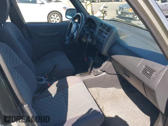 ✅ 2000 Toyota RAV4 • VIN: JT3GP10V5Y7065431 • Lot: 42639523. Listed on IAAI with 262,038 mi. Free auction sales archive from the USA and detailed vehicle history report at DreamBid. Image 5.