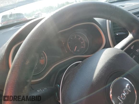 ✅ 2014 Jeep Cherokee Sport • VIN: 1C4PJMAB1EW190687 • Lot: 63572275. Wystawiony na Copart z przebiegiem Nie podano. Bezpłatny archiwum sprzedaży aukcyjnych z USA i szczegółowy raport historii pojazdu na DreamBid. Zdjęcie 9.