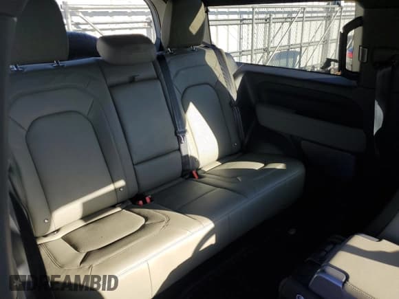 ✅ 2023 Land Rover Defender S • VIN: SALEJ6EX6P2147281 • Lot: 84217414. Wystawiony na Copart z przebiegiem 27 758 mil. Bezpłatny archiwum sprzedaży aukcyjnych z USA i szczegółowy raport historii pojazdu na DreamBid. Zdjęcie 11.