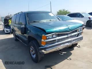 1996 Chevrolet Suburban z VIN 3GNGK26J3TG170834, wystawiony jako IAAI lot #42087510 z przebiegiem 84 143 mil mil oraz . Historia ofert i sprzedaży dostępna na DreamBid. Obrazek 1.