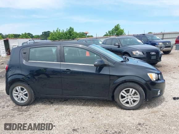 2015 Chevrolet Sonic LT z VIN 1G1JC6SB0F4157826, wystawiony jako IAAI lot #42503574 z przebiegiem 101 437 mil mil oraz . Historia ofert i sprzedaży dostępna na DreamBid. Obrazek 13.