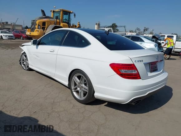 ✅ 2015 Mercedes-Benz C 250 • VIN: WDDGJ4HB4FG367661 • Lot: 42749218. Wystawiony na IAAI z przebiegiem 68 277 mil. Bezpłatny archiwum sprzedaży aukcyjnych z USA i szczegółowy raport historii pojazdu na DreamBid. Zdjęcie 3.