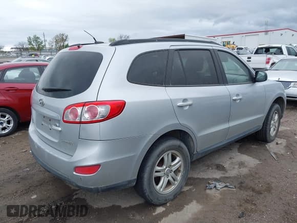 ✅ 2010 Hyundai Santa Fe GL • VIN: 5NMSG3ABXAH333409 • Lot: 41856910. Listed on IAAI with 302,140 mi. Free auction sales archive from the USA and detailed vehicle history report at DreamBid. Image 4.