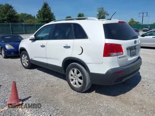 ✅ 2011 Kia Sorento LX • VIN: 5XYKTCA11BG172379 • Lot: 43157217. Wystawiony na IAAI z przebiegiem 210 399 mil. Bezpłatny archiwum sprzedaży aukcyjnych z USA i szczegółowy raport historii pojazdu na DreamBid. Zdjęcie 3.
