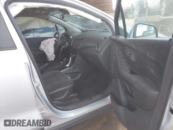 ✅ 2020 Chevrolet Trax LS • VIN: 3GNCJNSB3LL109850 • Lot: 42045580. Listed on IAAI with 46,890 mi. Free auction sales archive from the USA and detailed vehicle history report at DreamBid. Image 5.