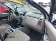 ✅ 2009 Mercury Mariner • VIN: 4M2CU81739KJ24898 • Lot: 42993090. Wystawiony na IAAI z przebiegiem 72 614 mil. Bezpłatny archiwum sprzedaży aukcyjnych z USA i szczegółowy raport historii pojazdu na DreamBid. Zdjęcie 5.