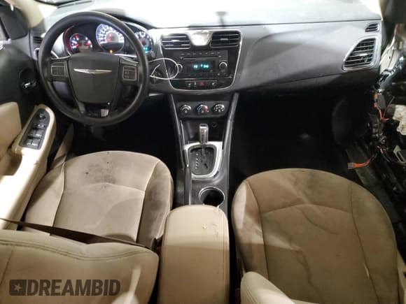 ✅ 2013 Chrysler 200 LX • VIN: 1C3CCBAG6DN721982 • Lot: 90348255. Wystawiony na Copart z przebiegiem 125 209 mil. Bezpłatny archiwum sprzedaży aukcyjnych z USA i szczegółowy raport historii pojazdu na DreamBid. Zdjęcie 8.